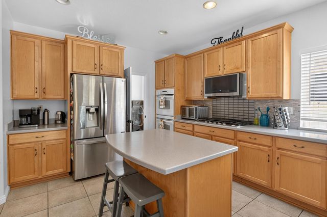 10236 Stathos Dr, Elk Grove, CA 95757