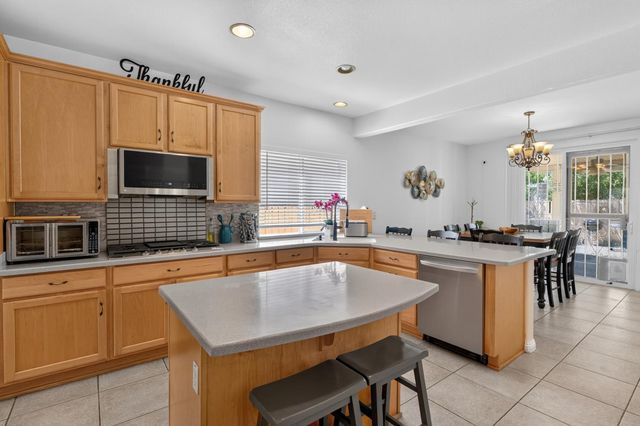 10236 Stathos Dr, Elk Grove, CA 95757