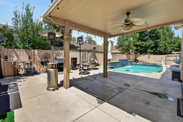 10236 Stathos Dr, Elk Grove, CA 95757