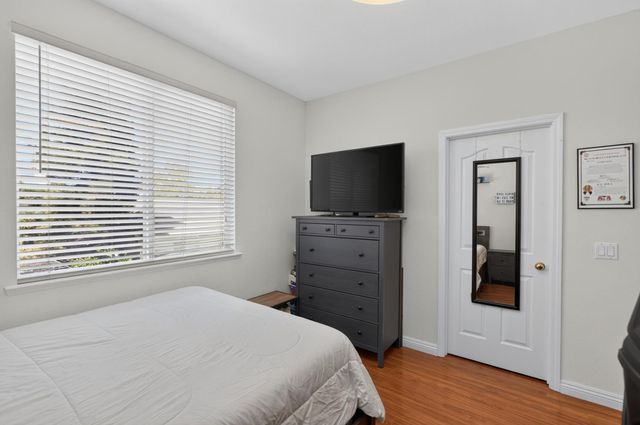 10236 Stathos Dr, Elk Grove, CA 95757