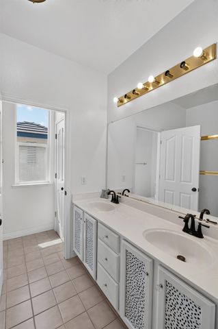 10236 Stathos Dr, Elk Grove, CA 95757