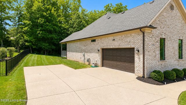 17216 Shakes Creek Dr, Louisville, KY 40023
