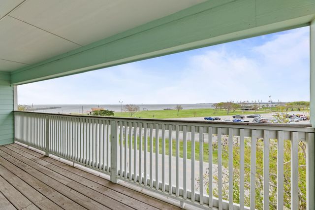 709 N Bayshore Drive, La Porte, TX 77571