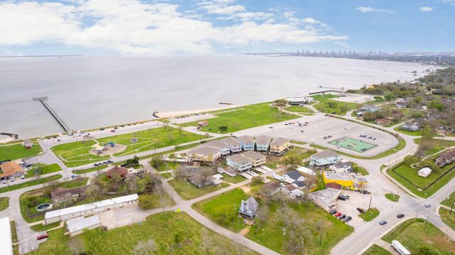 709 N Bayshore Drive, La Porte, TX 77571