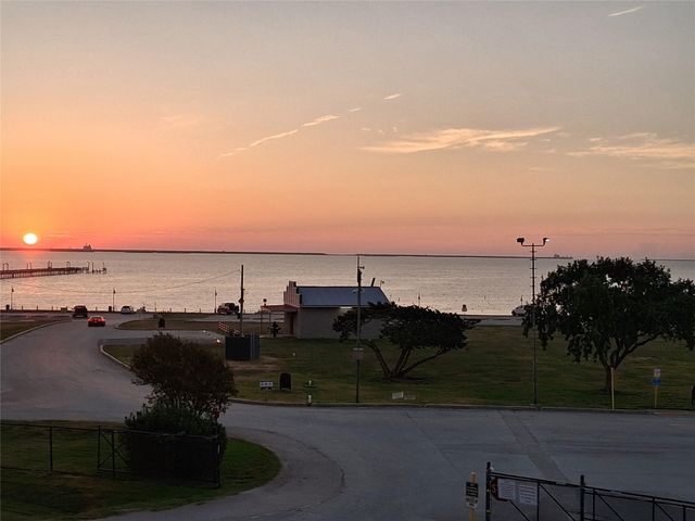 709 N Bayshore Drive, La Porte, TX 77571