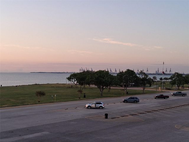709 N Bayshore Drive, La Porte, TX 77571