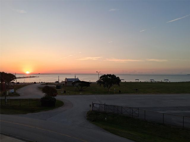 709 N Bayshore Drive, La Porte, TX 77571