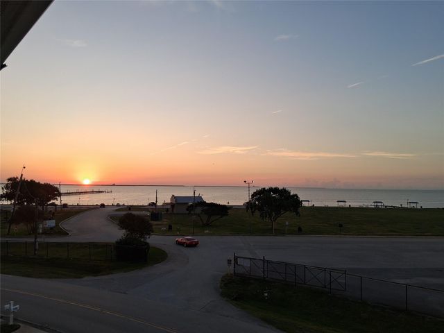 709 N Bayshore Drive, La Porte, TX 77571