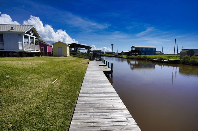 355 Cr 202 Gulfview, Sargent, TX 77414