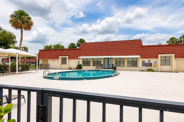 12014 S Greenway Cir S 105, Royal Palm Beach, FL 33411