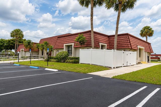 12014 S Greenway Cir S 105, Royal Palm Beach, FL 33411