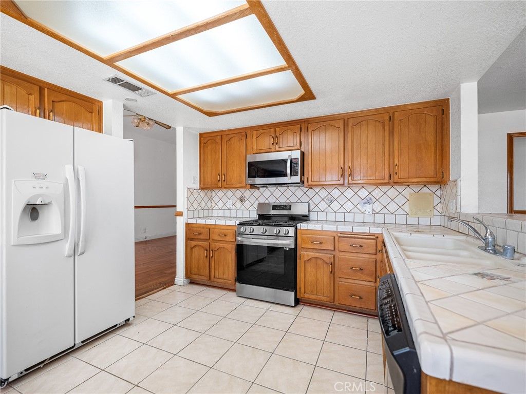 Image 16 of property listing at 27921 Evergreen, Helendale, CA 92342