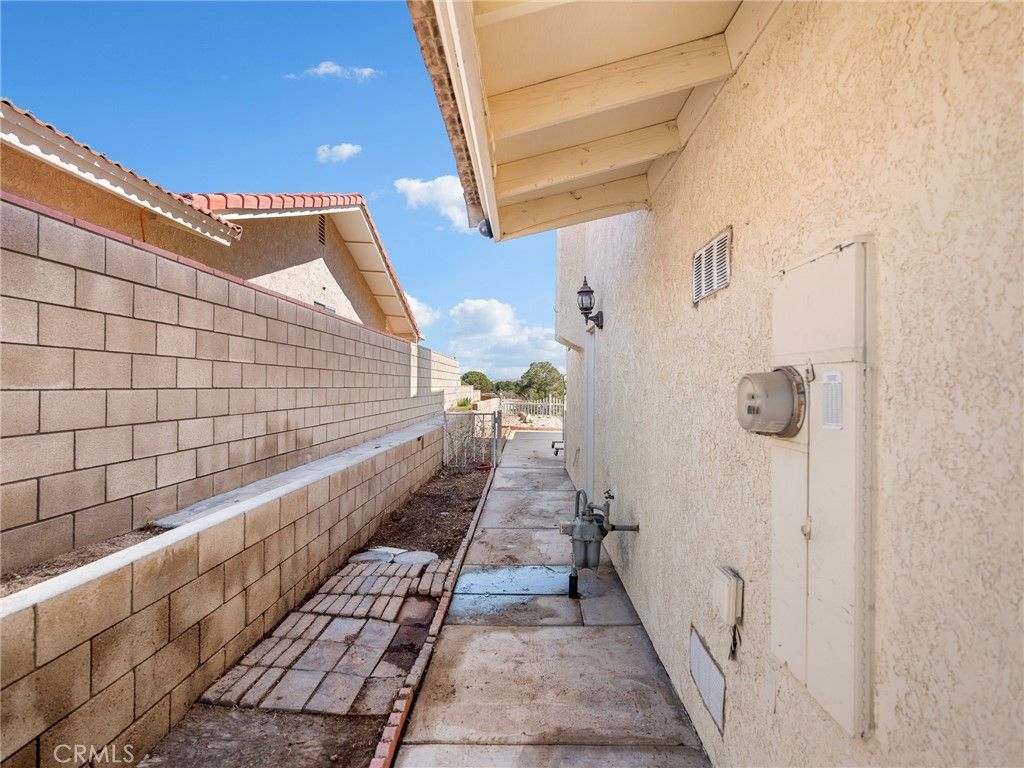 Image 47 of property listing at 27921 Evergreen, Helendale, CA 92342