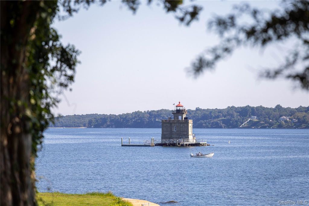 7 Lighthouse Point, Lloyd Harbor, NY 11743 — photo 3