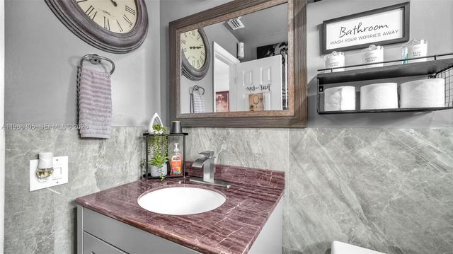 5720 SW 39th St, West Park, FL 33023