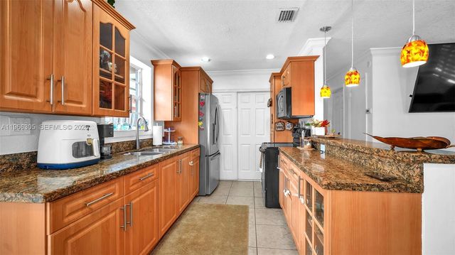 5720 SW 39th St, West Park, FL 33023