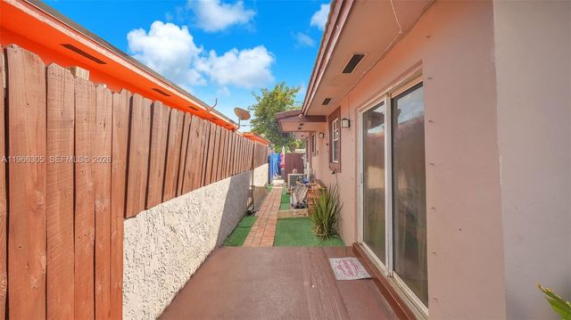 5720 SW 39th St, West Park, FL 33023