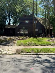 4 Legend Lane, Westbury, NY 11590