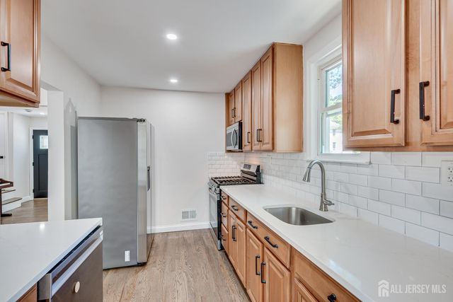 34 James Place, Metuchen, NJ 08840