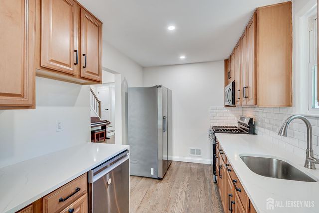 34 James Place, Metuchen, NJ 08840