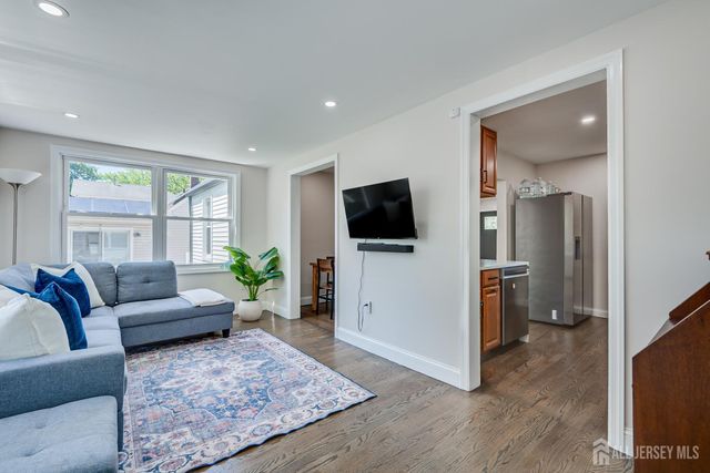 34 James Place, Metuchen, NJ 08840