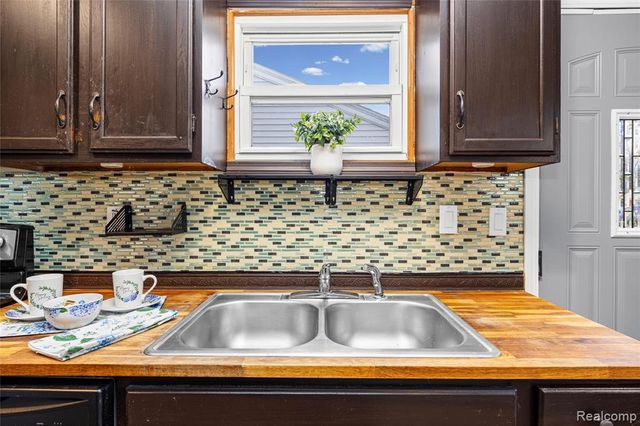 28980 Dawson Street, Garden City, MI 48135