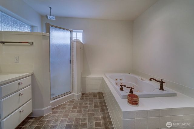 2329 NE Thistle Court, Poulsbo, WA 98370