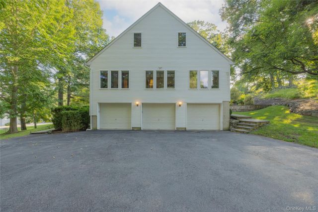 11 Hawk Nest Road, Tomkins Cove, NY 10986