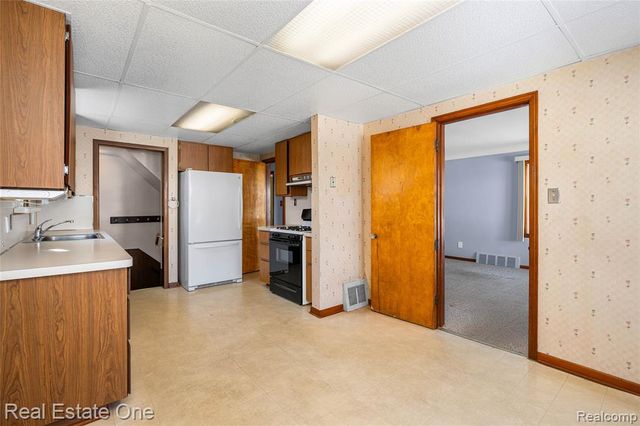 20688 Fleetwood Drive, Harper Woods, MI 48225