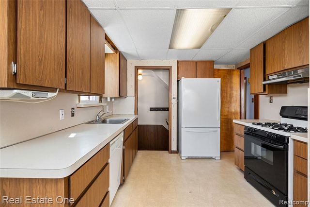 20688 Fleetwood Drive, Harper Woods, MI 48225