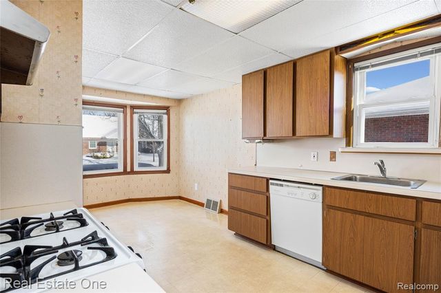 20688 Fleetwood Drive, Harper Woods, MI 48225