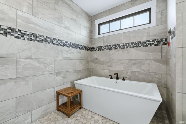 570 Contour Cove, Huntertown, IN 46748