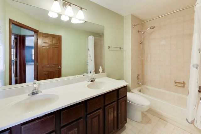 825 W Dorset Avenue, Palatine, IL 60067