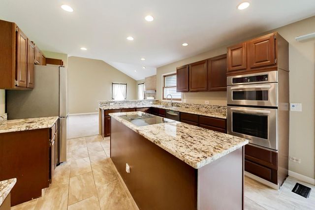 825 W Dorset Avenue, Palatine, IL 60067