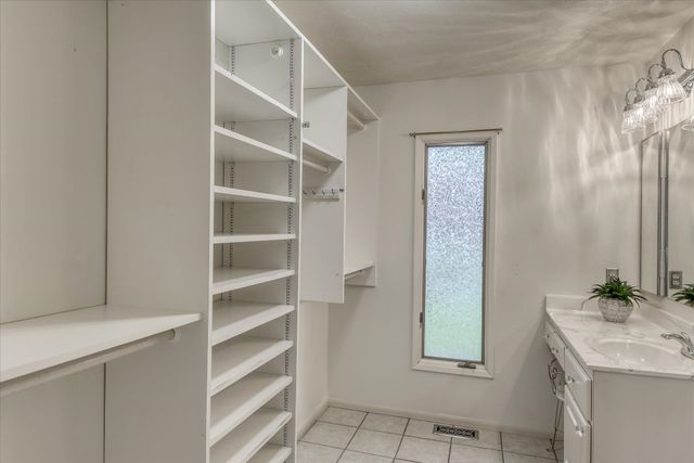 2002 W Regina Ave, Spokane, WA 99218