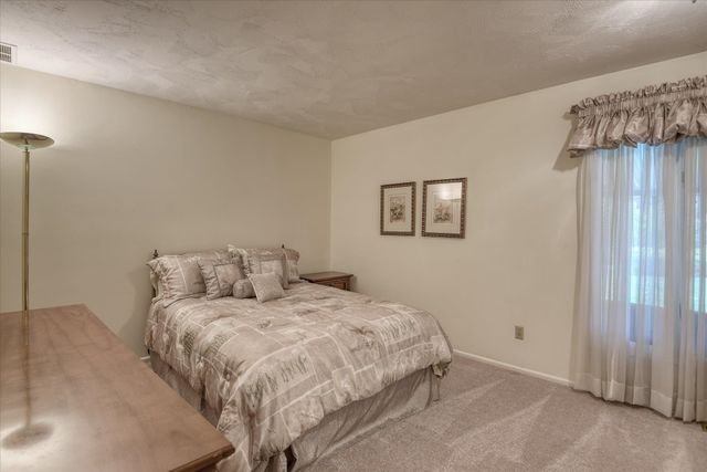 2002 W Regina Ave, Spokane, WA 99218