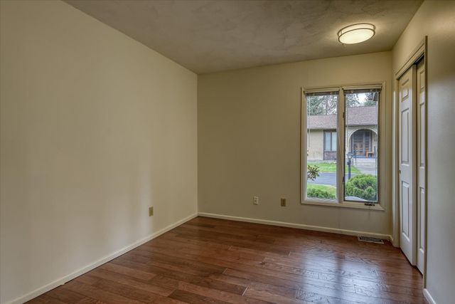 2002 W Regina Ave, Spokane, WA 99218