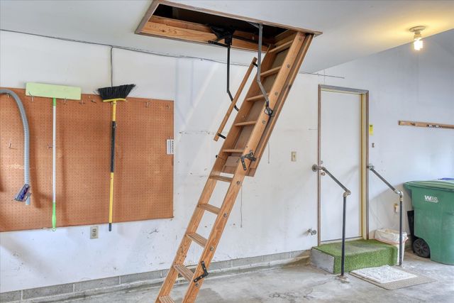 2002 W Regina Ave, Spokane, WA 99218