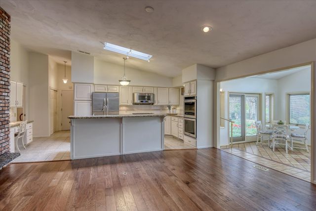 2002 W Regina Ave, Spokane, WA 99218