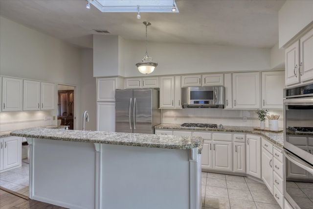 2002 W Regina Ave, Spokane, WA 99218