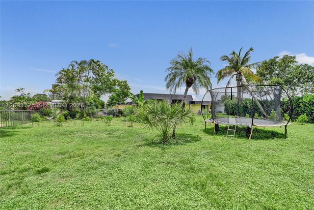 5704 Coco Palm Dr, Tamarac, FL 33319