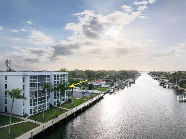 4900 38TH WAY S 302, St Petersburg, FL 33711