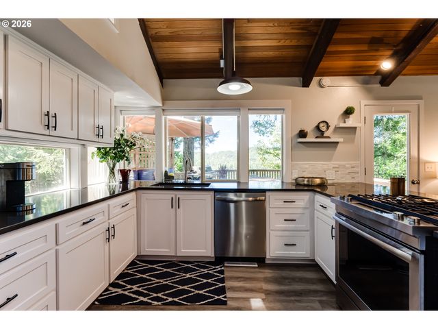 3721 PINE CANYON Dr, Eugene, OR 97405