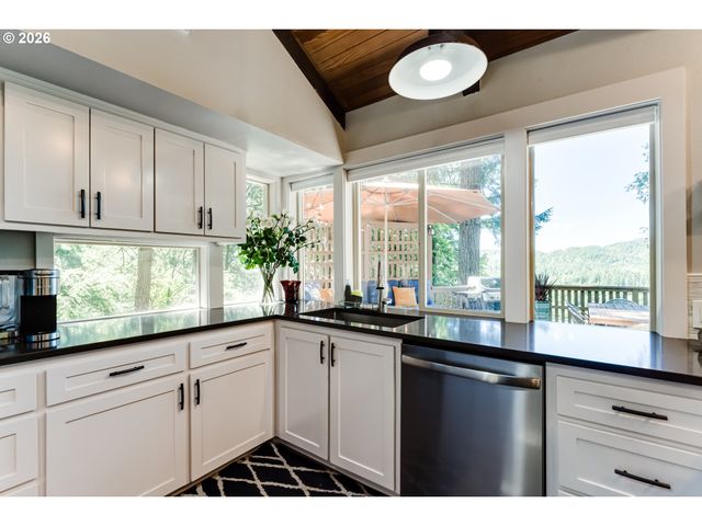 3721 PINE CANYON Dr, Eugene, OR 97405