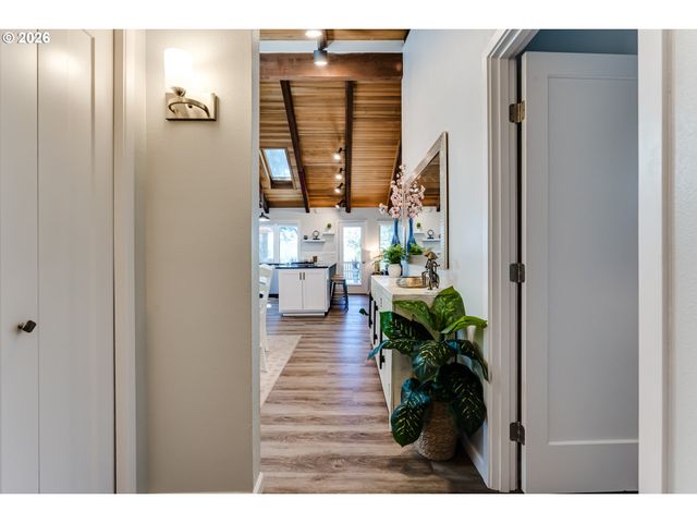3721 PINE CANYON Dr, Eugene, OR 97405