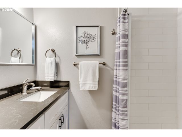 3721 PINE CANYON Dr, Eugene, OR 97405