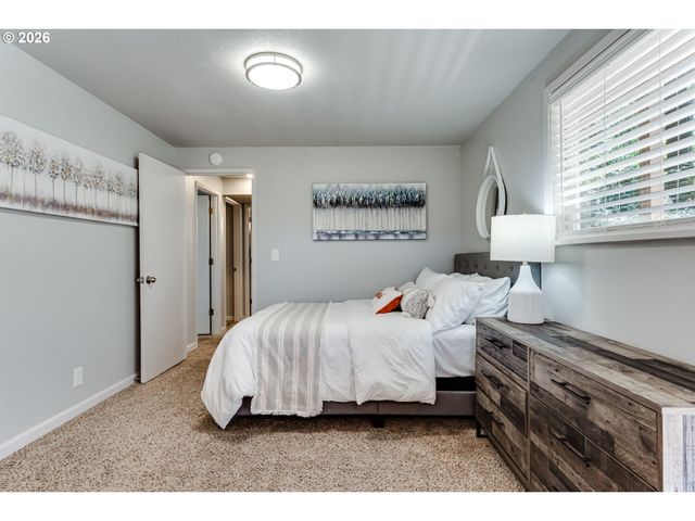 3721 PINE CANYON Dr, Eugene, OR 97405