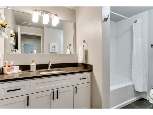 3721 PINE CANYON Dr, Eugene, OR 97405