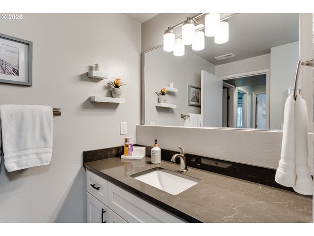 3721 PINE CANYON Dr, Eugene, OR 97405