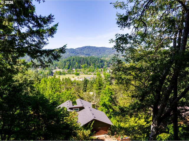 3721 PINE CANYON Dr, Eugene, OR 97405